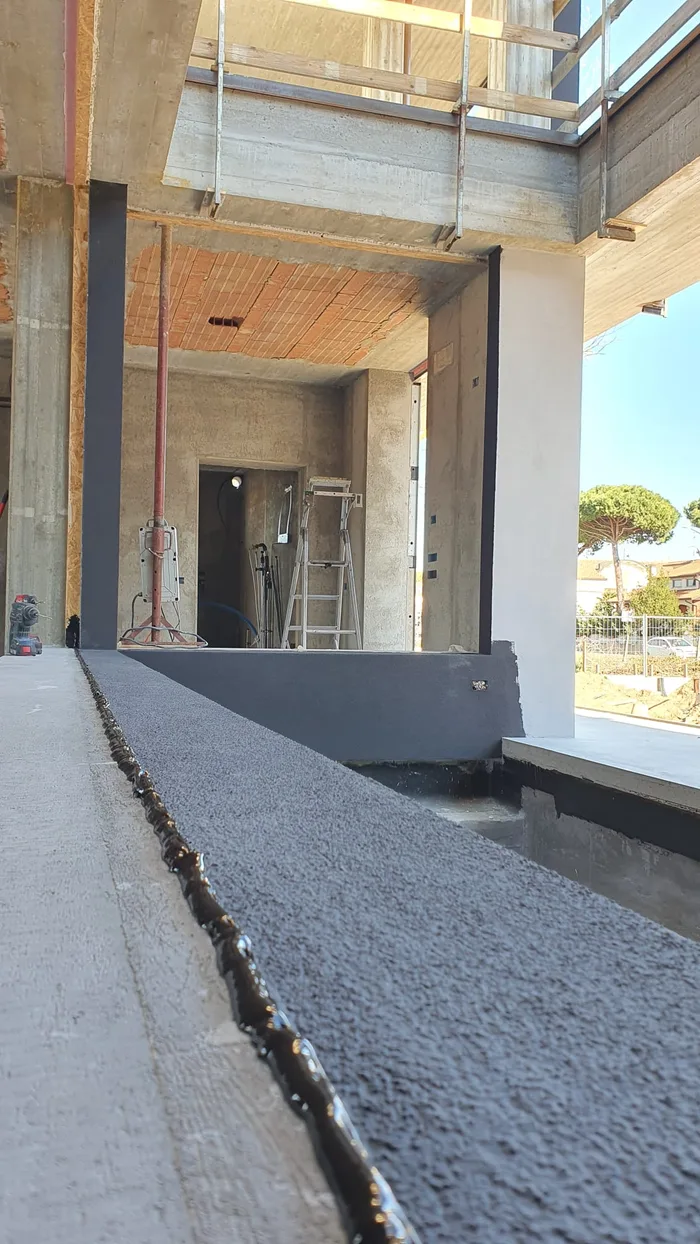Cantiere di villa moderna in fase di riqualificazione dell'involucro