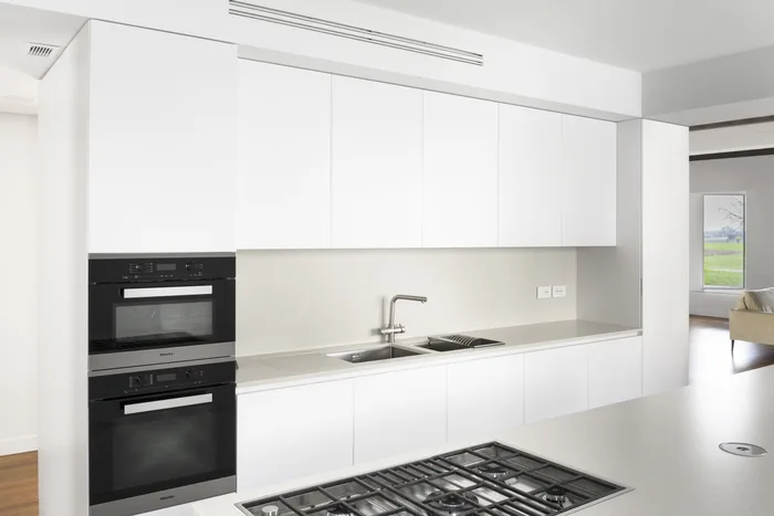 Finestra in cucina con vetro pulito e luce naturale