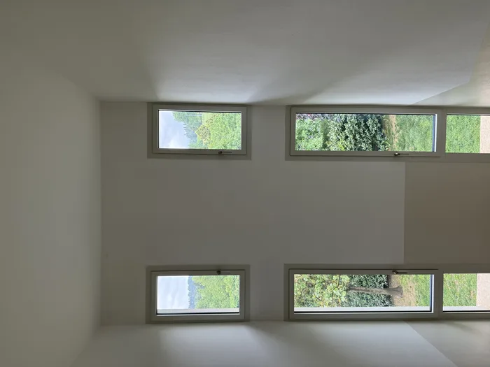Finestre a nastro bianche in PVC che garantiscono luce e ricambio d'aria in casa