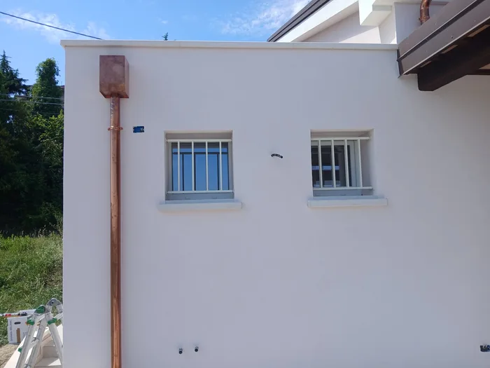Inferriate fisse bianche installate sulle finestre della facciata di una villa