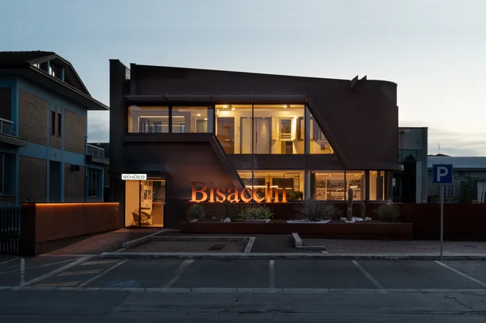 Facciata dello showroom Bisacchi illuminata di sera