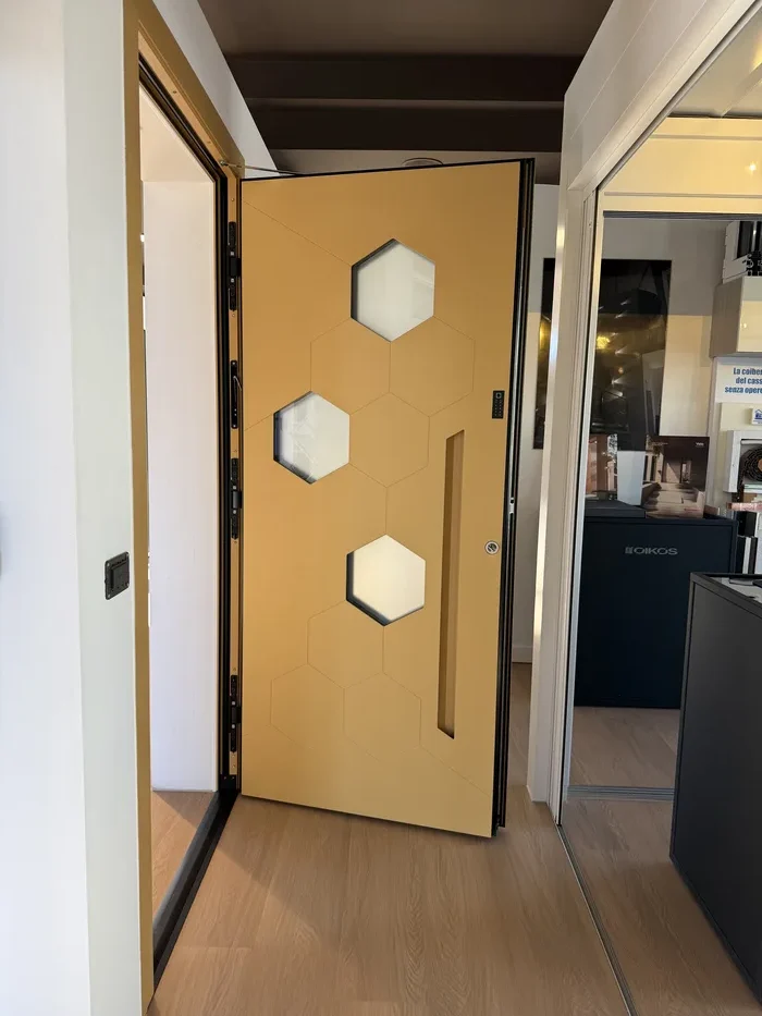 Porta blindata aperta che mostra telaio, battuta e guarnizioni perimetrali