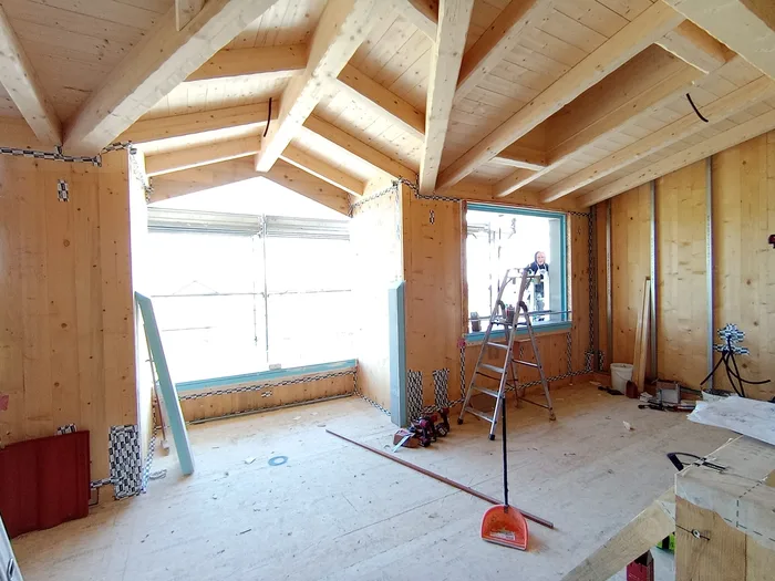 Posa dei nuovi infissi all'interno di un cantiere di riqualificazione
