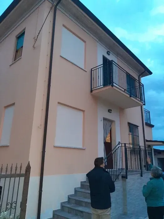 Riqualificazione di un edificio esistente con facciata rifatta e nuovi serramenti