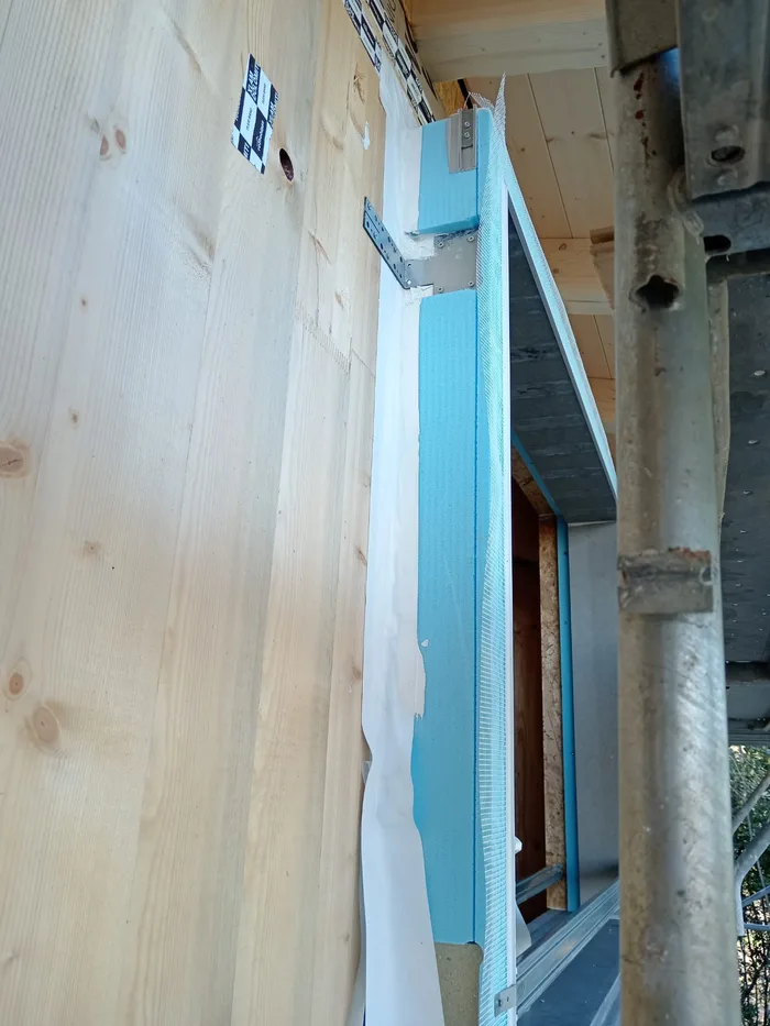 Posa dell'isolante in cantiere durante la riqualificazione