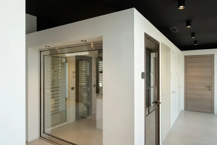 Rivenditore finestre: interno dello showroom Bisacchi con porte esposte