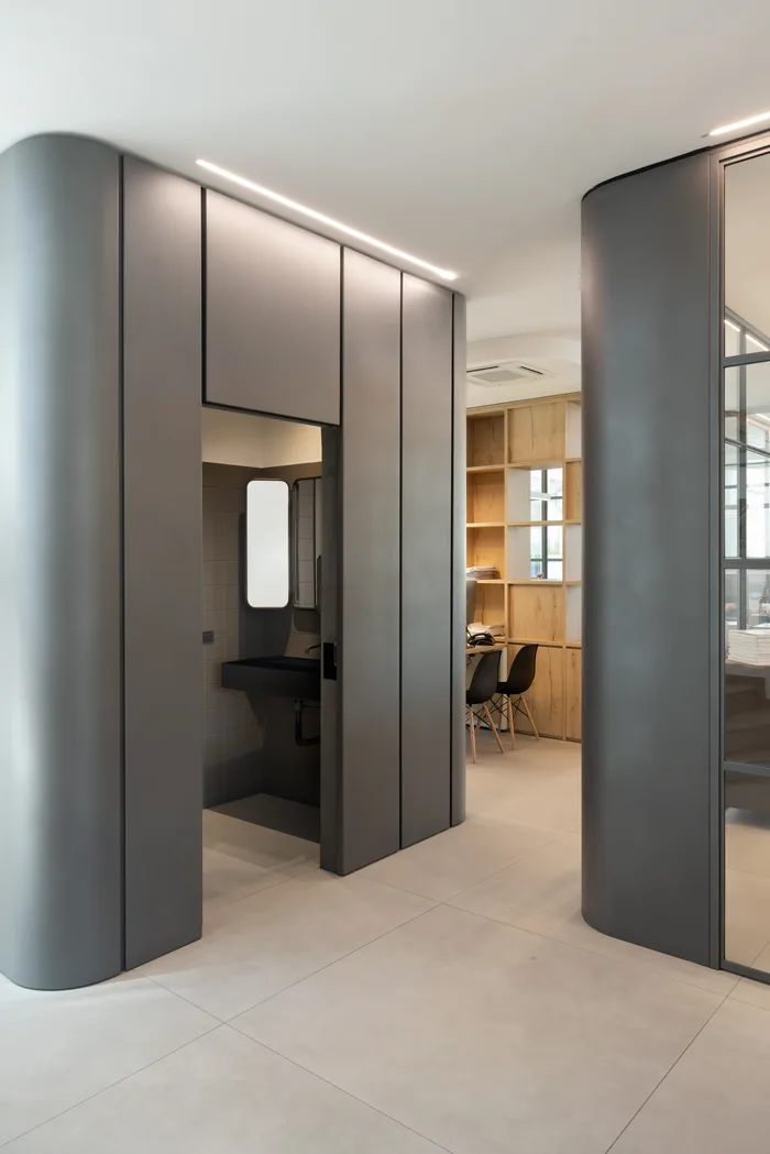 Interno dello showroom Bisacchi di Gambettola con gli uffici per la consulenza sui preventivi