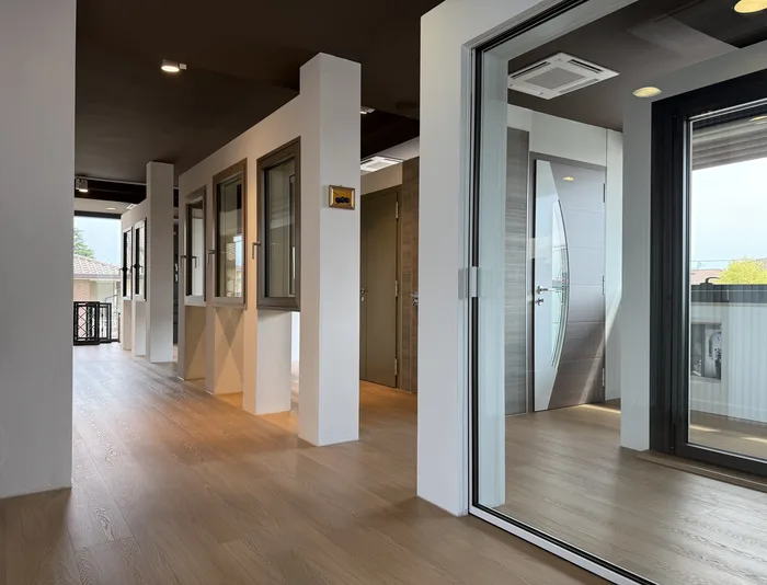Sala mostra con portoncini e finestre esposte