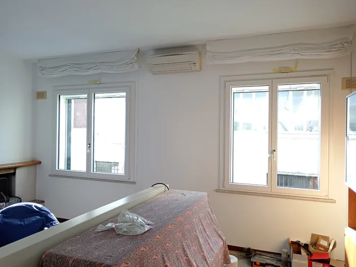 Camera in cantiere durante la sostituzione delle finestre con nuovi serramenti in PVC bianco