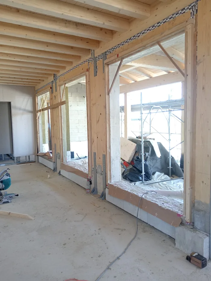 Vano finestra in cantiere con isolamento perimetrale