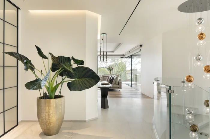 Ingresso di villa di lusso con vetrata extrachiara e parapetto in vetro stratificato