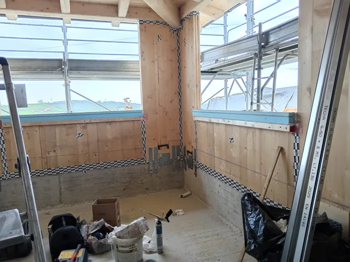 Vano finestra in casa in legno affacciato sul panorama durante i lavori in cantiere